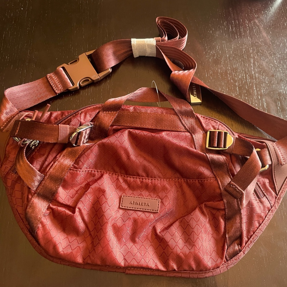 New with tags!  Athleta excursion large belt bag.